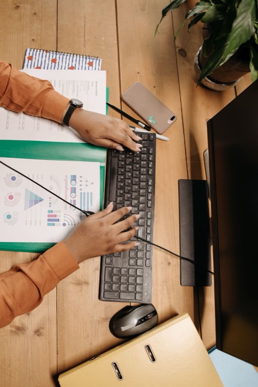 Un poste de travail administratif vu de dessus