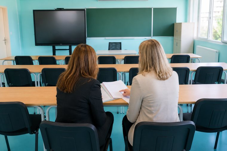 Accompagnement VAE dans notre salle : deux personnes de dos consultent un dossier